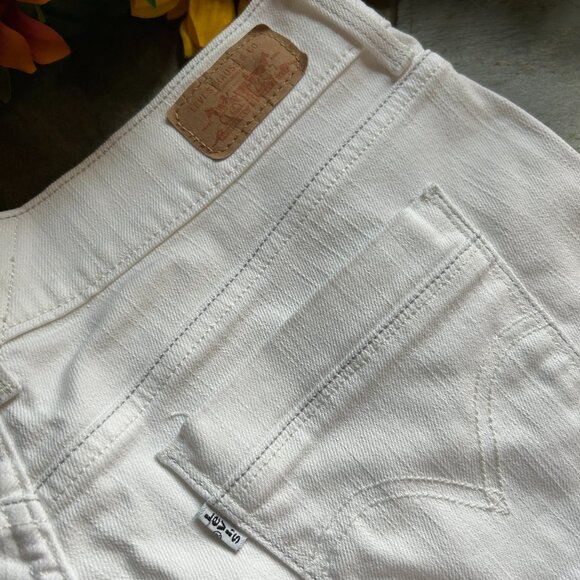 Levi’s Classic Denim Jean Shorts in White, Size 8 (NEW) - Picture 6 of 16
